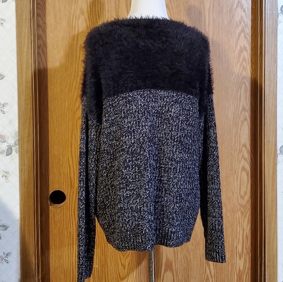 Vince Camuto fuzzy faux fur pullover sweater nylon/acrylic black/white S - Picture 8 of 10